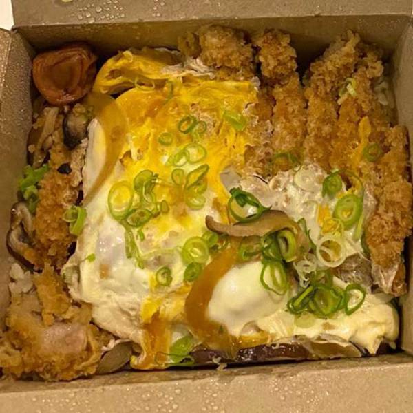 海外でカツ丼を頼んだら？　届いた物と名前に「情報量が多すぎる」「何が珍事か分からなくなった…」
