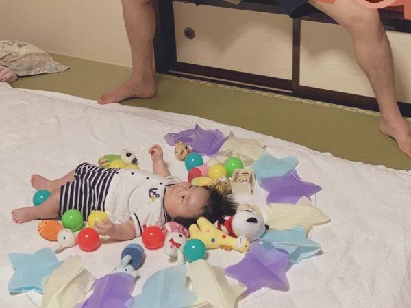我が子の『生後３か月記念』を撮影する父親が？　行動に「笑った」「分かるー！」