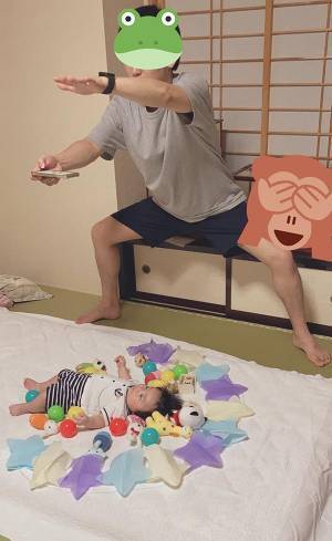 我が子の『生後３か月記念』を撮影する父親が？　行動に「笑った」「分かるー！」