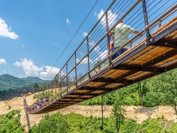 スリル満点のガラスのつり橋を渡ろうとした男の子が？　「なんて賢い子だ」