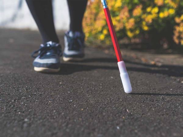 白杖を蹴られた視覚障がい者　周囲に助けを求めると…