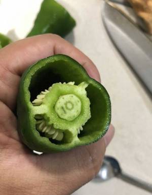 何気なく切ったピーマン　中身の模様を見たら「あやかりたい！」