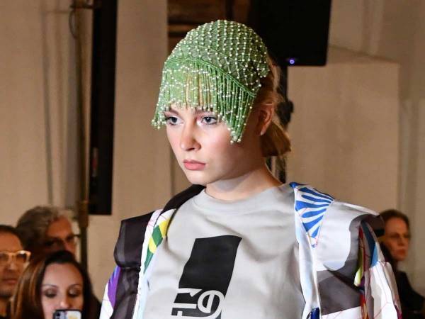 おしゃれTシャツを着てさっそうと歩くモデル　書かれた日本語に「吹いた」「最高！」