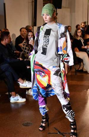 おしゃれTシャツを着てさっそうと歩くモデル　書かれた日本語に「吹いた」「最高！」