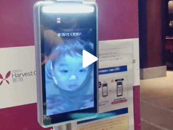 検温カメラに顔を近づけた２歳児　その後の様子に「心奪われた」「１００点満点」