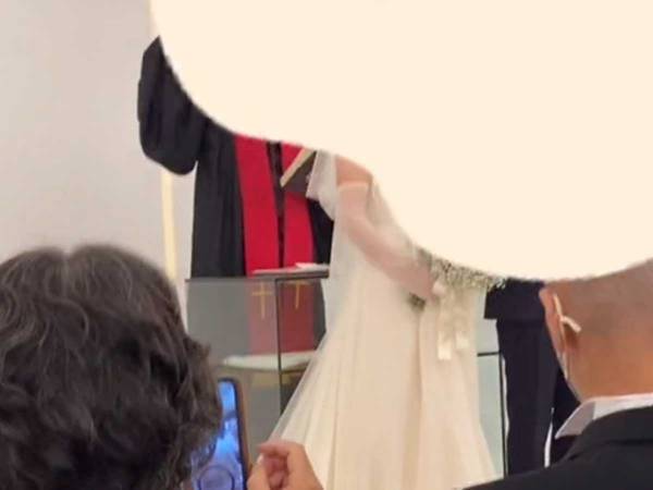 リモートで結婚式に参加した祖母　その様子に「吹き出した」「気付いたら笑ってしまう」