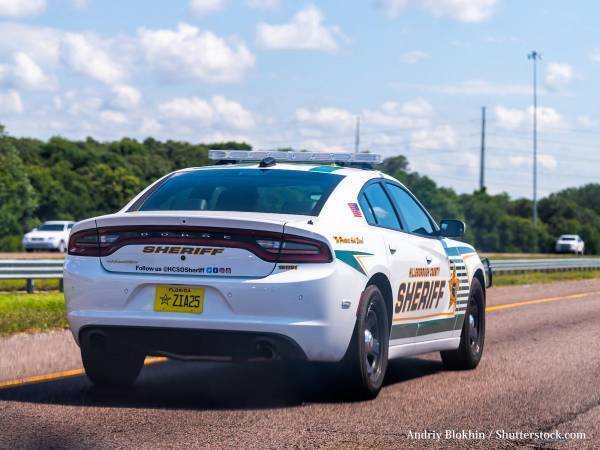 カナダ人もびっくり！　ハイウェイでパトカーが先導していたのは…？