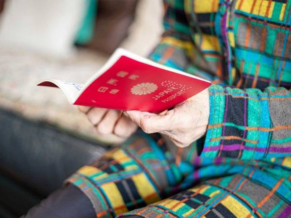 旅先のホテルで、固い表情のままたたずむ高齢女性　添乗員が声をかけると？