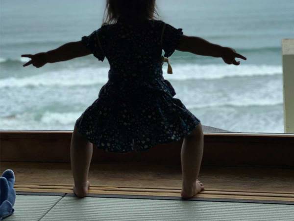 ３歳娘に海を見せると…？　撮影された１枚に「最高！」「めっちゃ元気出た」