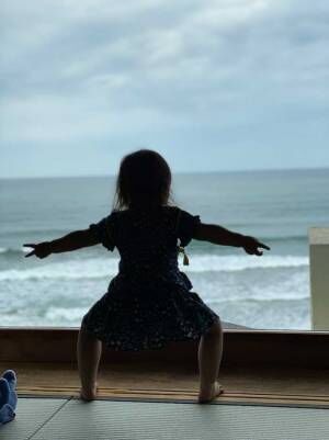 ３歳娘に海を見せると…？　撮影された１枚に「最高！」「めっちゃ元気出た」