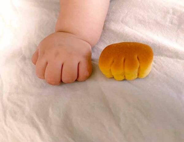 「かわいすぎる！」　クリームパンにそっくりな赤ちゃんの手が話題に