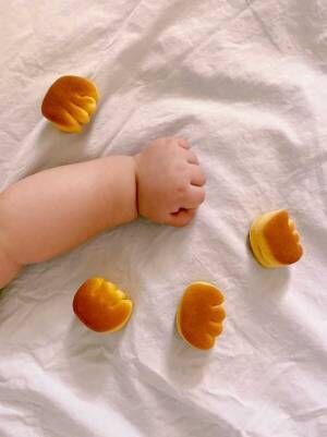 「かわいすぎる！」　クリームパンにそっくりな赤ちゃんの手が話題に