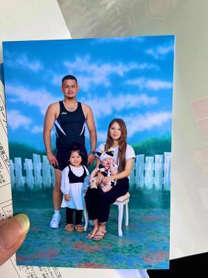 家族写真の撮影日、夫が妻にだまされ？　完成した１枚に「爆笑した」「なぜ！？」