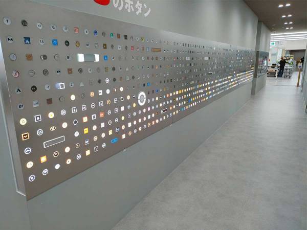 「ジャンプして押したのかな？」子供の頑張りが見える１枚の写真