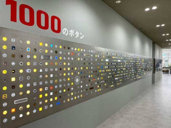 「ジャンプして押したのかな？」子供の頑張りが見える１枚の写真