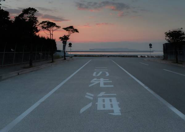 「この先海」とだけ書かれた路面　広がる光景に、心奪われる！