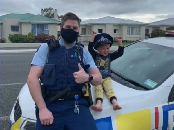 「かわい過ぎて共有せずにいられない」　４歳の子が警察に電話した理由とは？