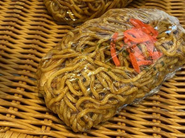 ベーカリーで見つけた『焼きそばドッグ』　常識を覆す見た目がこちら