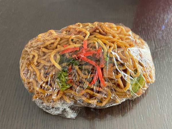 ベーカリーで見つけた『焼きそばドッグ』　常識を覆す見た目がこちら