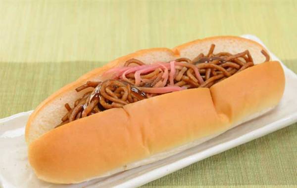 ベーカリーで見つけた『焼きそばドッグ』　常識を覆す見た目がこちら