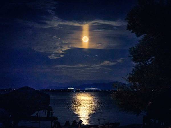 「初めて見たと思う」　夜空に浮かぶ月　その上下に…？