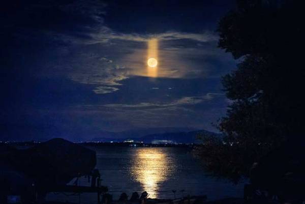 「初めて見たと思う」　夜空に浮かぶ月　その上下に…？