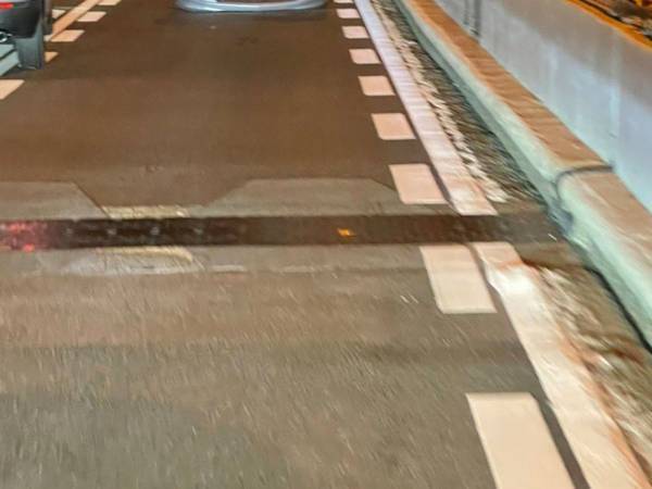 車に何が起きたの…　道路上の落下物に「いろんな意味で怖い」「目を疑った」