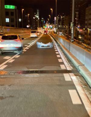 車に何が起きたの…　道路上の落下物に「いろんな意味で怖い」「目を疑った」