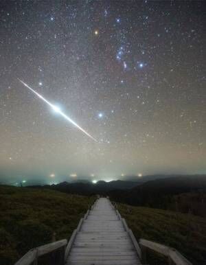 「とんでもない流れ星が撮れた」　星空の１枚の写真に、「願いごと叶いそう」