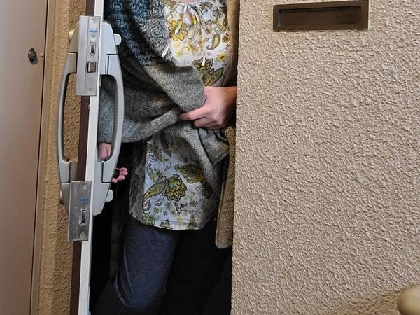 部屋着のままドアを開けた人の姿が大うけ！　実際の写真を見ると？