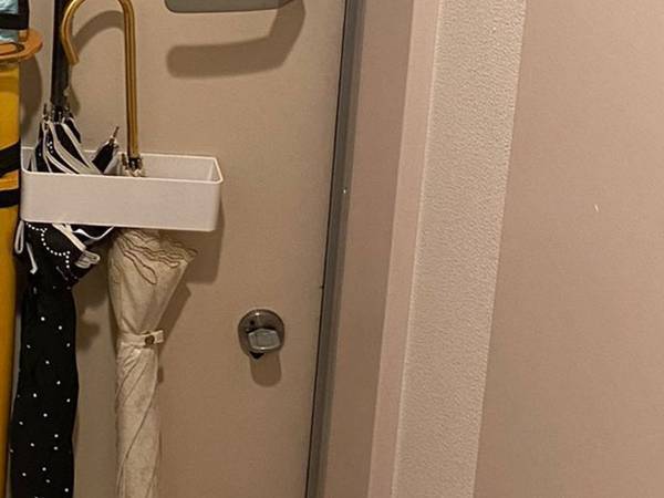 「宅配の人ビビりそう」「令和時代にそぐわない…」　自宅の玄関に置いていた物に、ギョッ！