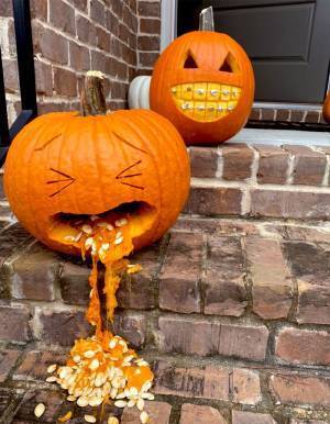 家の前で飾られたカボチャ　その全貌に「センスがダークすぎる」