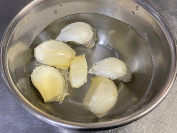 ニンニクの皮剥きが簡単にできる！？　まさかの方法に「知らなかった」「早く試したい！」
