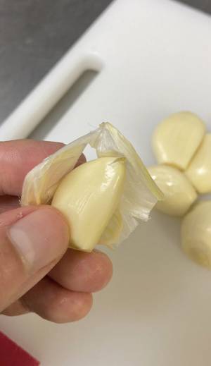 ニンニクの皮剥きが簡単にできる！？　まさかの方法に「知らなかった」「早く試したい！」