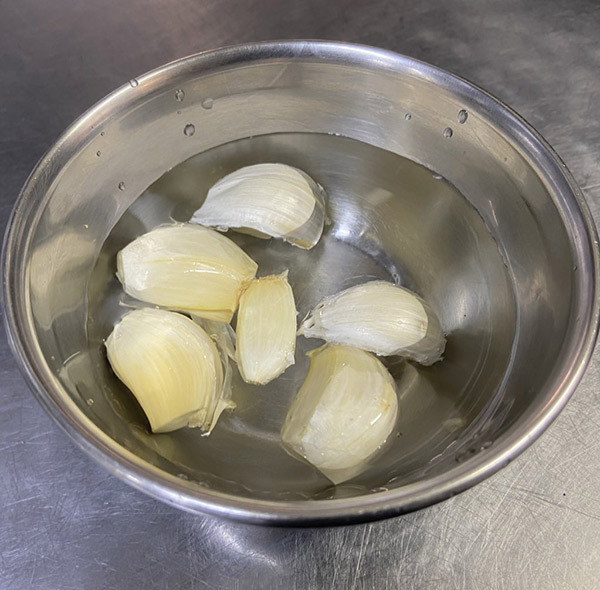 ニンニクの皮剥きが簡単にできる！？　まさかの方法に「知らなかった」「早く試したい！」