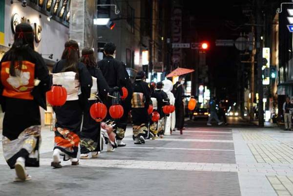 ハロウィンの夜にあらわれた『狐の嫁入り』　多くの通行人が足を止めた