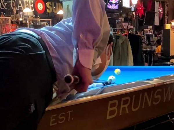 ビリヤードしたい人 vs 妨害したい猫　展開に「笑った」「これは抗えない」