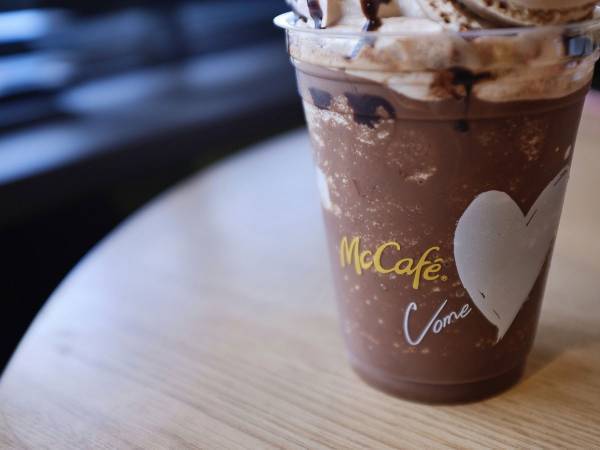 甘くてほろ苦な濃厚チョコフラッペ 『マックカフェ バイ バリスタ』がゴディバとコラボ
