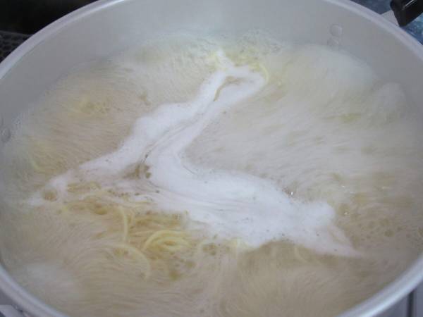 麺をゆでる時に吹きこぼれにくくなる『超簡単な方法』とは！