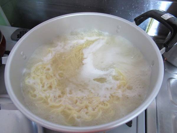 麺をゆでる時に吹きこぼれにくくなる『超簡単な方法』とは！