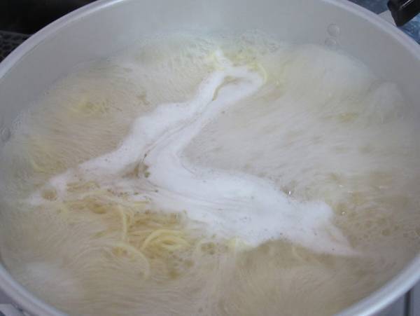 麺をゆでる時に吹きこぼれにくくなる『超簡単な方法』とは！