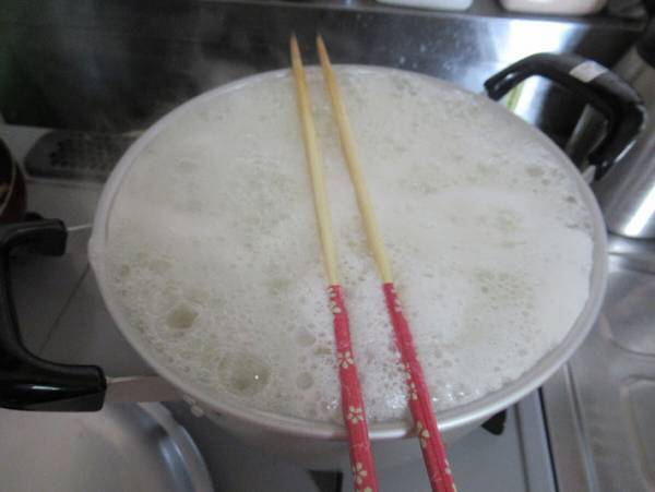 麺をゆでる時に吹きこぼれにくくなる『超簡単な方法』とは！