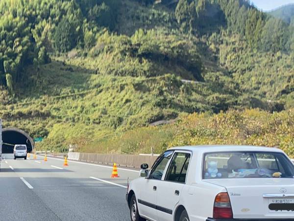 追い越し車線で飛ばす教習車　その理由が分かり「お茶吹いた！」