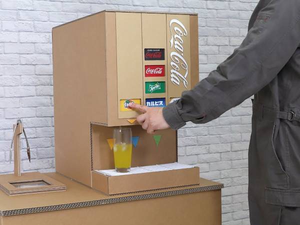 「買いたい」「天才」リアルすぎる段ボールの『ドリンクバー』がスゴい！