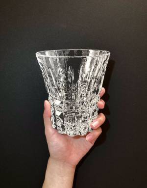 違和感に気付ける？　グラスを写しただけではない写真