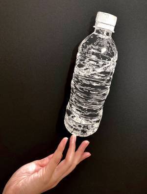 違和感に気付ける？　グラスを写しただけではない写真