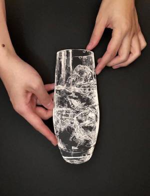 違和感に気付ける？　グラスを写しただけではない写真