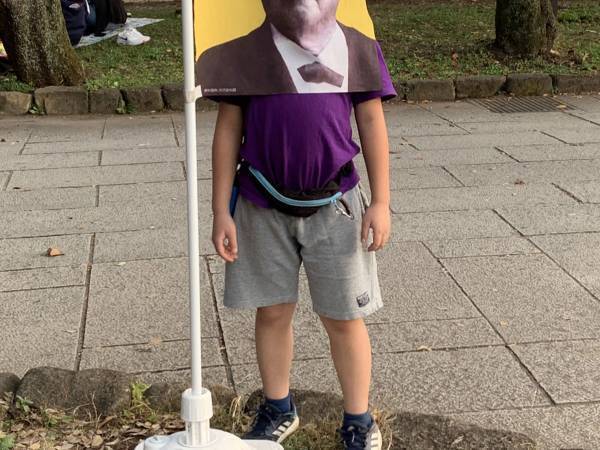 渋沢栄一ののぼり旗を目撃した息子　取った行動に「お腹よじれるくらい笑った」