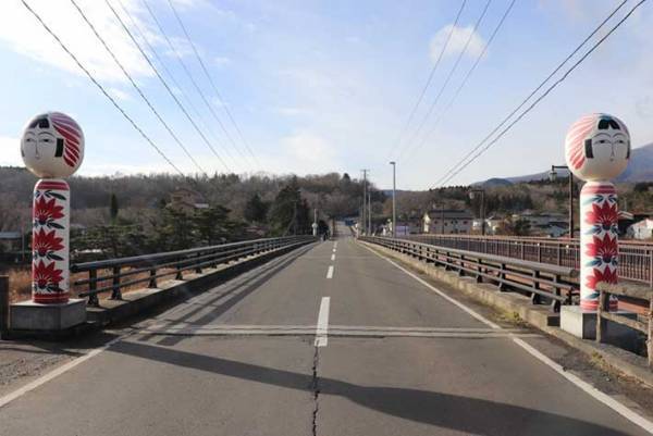 「ぶっちぎりで肝が冷えた」　一見普通の電話ボックス　上を見上げると？