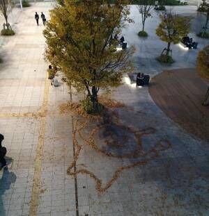 駅前の広場で目にした『粋な光景』　「こういうセンス好き」「味がある」